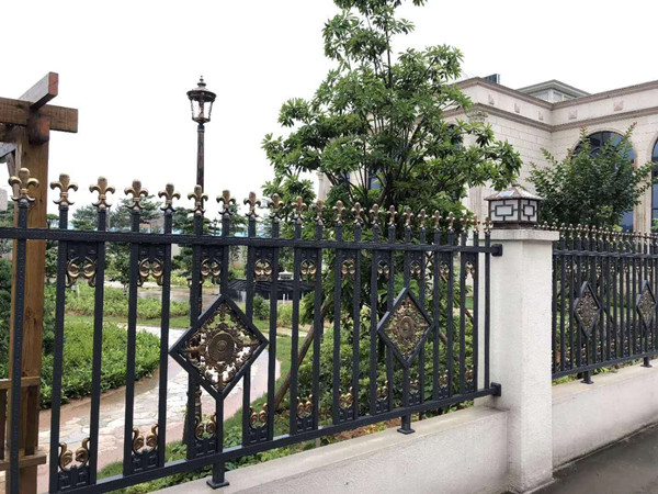 304庭院彩色不銹鋼護(hù)欄